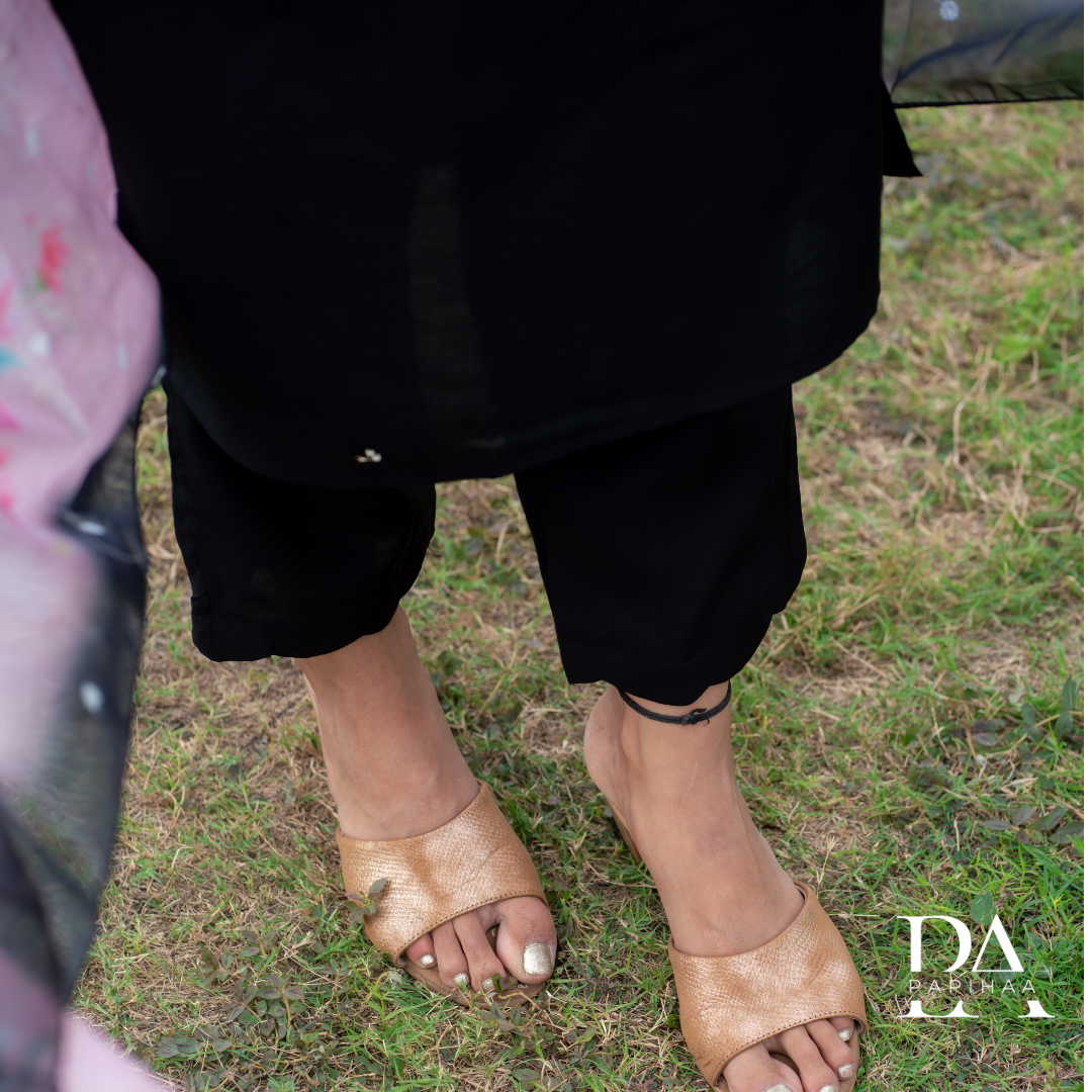 Shadmani V-neck Crepe Straight Suit