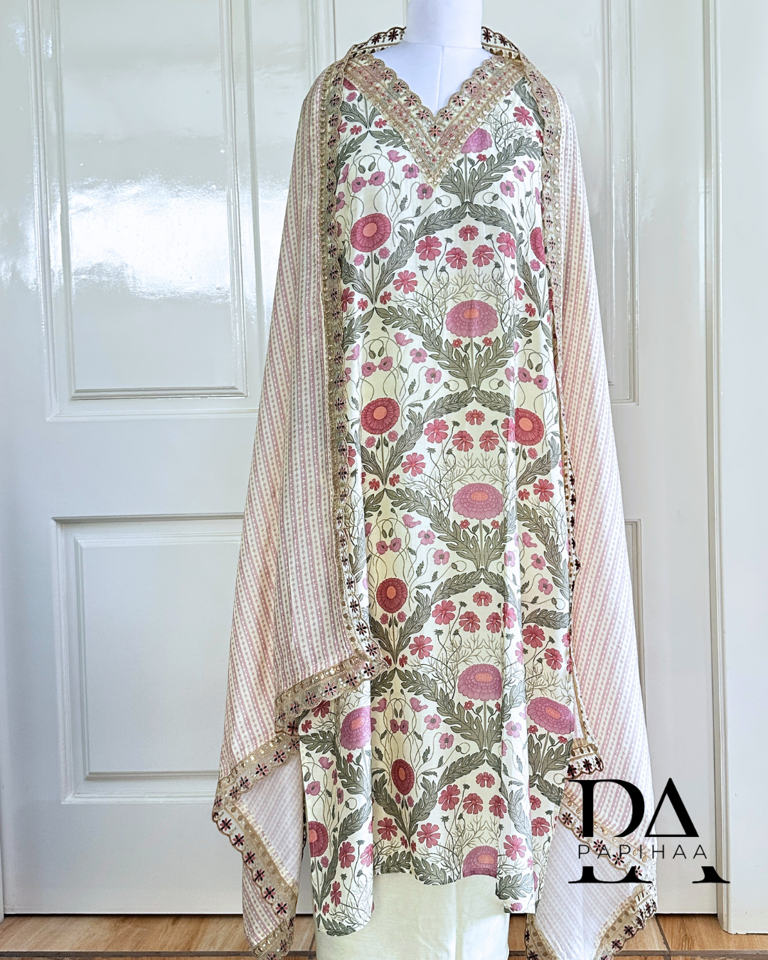 Delicate V-neck with threadwork and mirrors, ready to stitch digital printed set