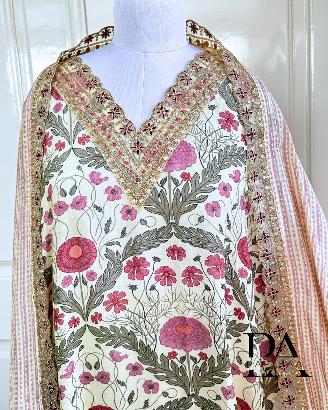 Delicate V-neck with threadwork and mirrors, ready to stitch digital printed set