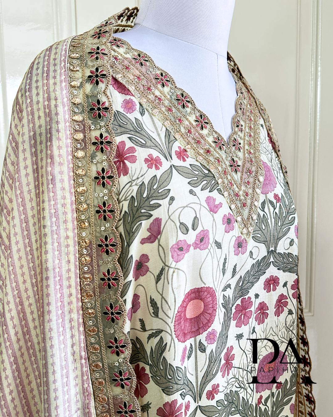 Delicate V-neck with threadwork and mirrors, ready to stitch digital printed set